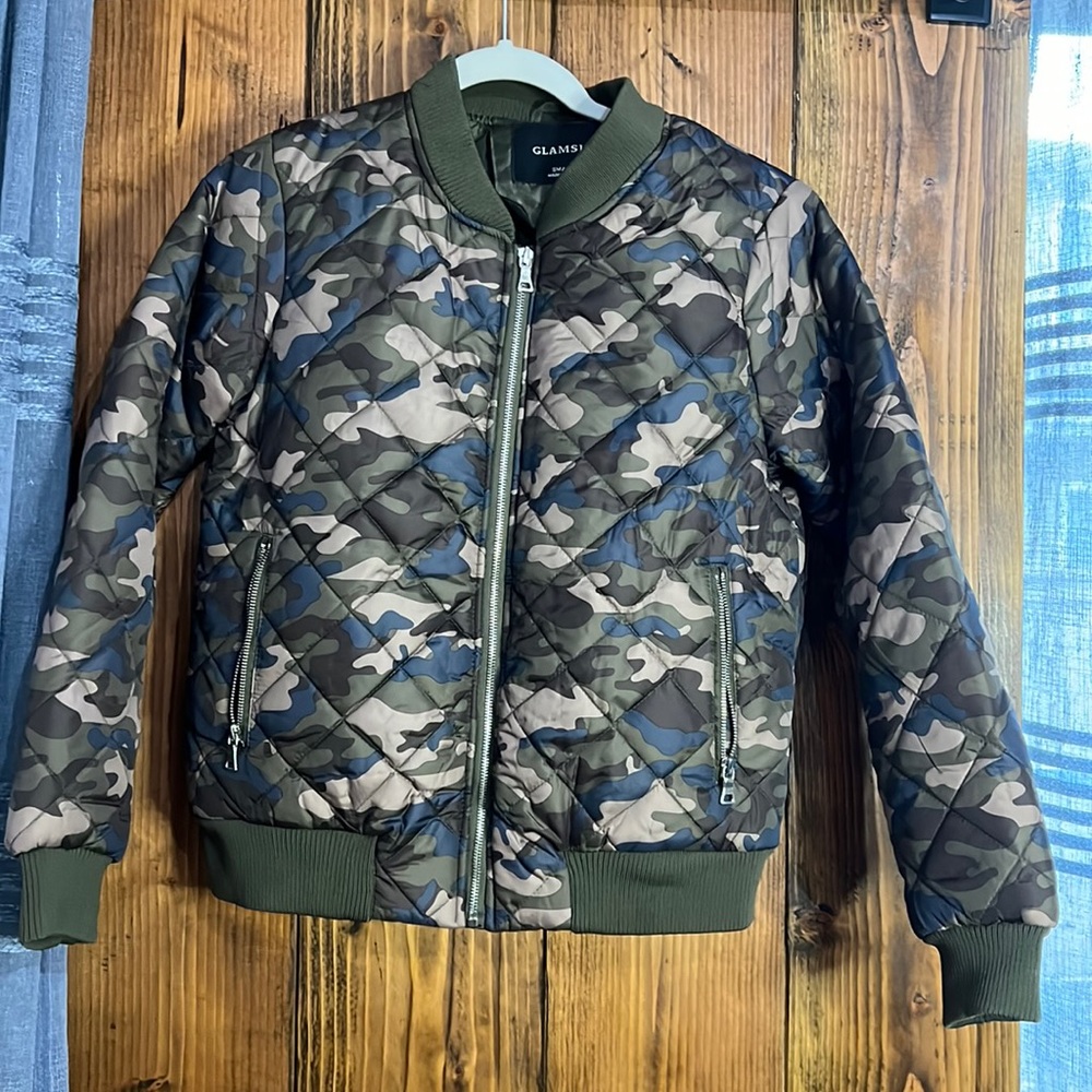 Glamisa Camo Printed Puffer Jacket with Zipper Pockets.